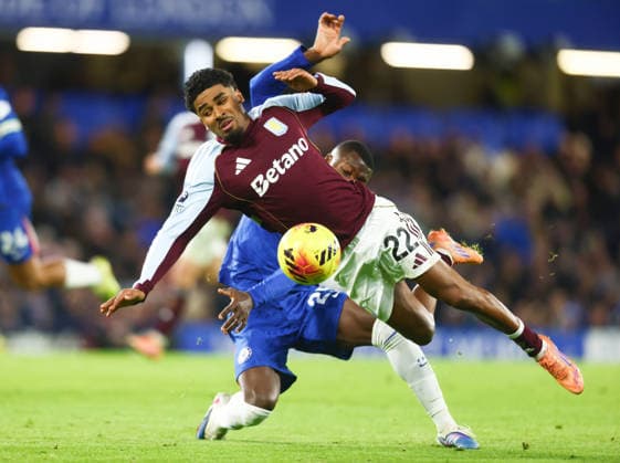 Chelsea v Aston Villa, English Premier League, Stamford Bridge, London, UK - 27 12 2025 Ian Maatsen of Aston Villa is tackled byMoisÃ s Caicedo of Chelsea during the Premier League game at Stamford Bridge London Stamford Bridge London GBR, UK NEWSPAPERS OUT Copyright: xMarkxGreenwoodx