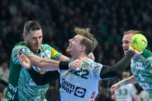 27.12.2025, xlakx, Handball Daikin HBL, Fuechse Berlin - FRISCH AUF! Göppingen v.l. Mijajlo Marsenic (Fuechse Berlin), Erik Persson (FRISCH AUF! Goeppingen) Zweikampf, Duell, Kampf, tackle Berlin