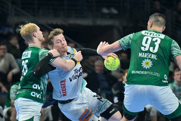 27.12.2025, xlakx, Handball Daikin HBL, Fuechse Berlin - FRISCH AUF! Göppingen v.l. Matthes Langhoff (Fuechse Berlin), Erik Persson (FRISCH AUF! Goeppingen), Mijajlo Marsenic (Fuechse Berlin) Zweikampf, Duell, Kampf, tackle Berlin