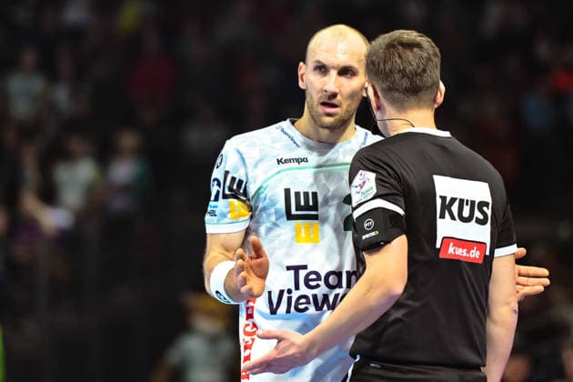 27.12.2025, xlakx, Handball Daikin HBL, Fuechse Berlin - FRISCH AUF! Göppingen v.l. Marcel Schiller (FRISCH AUF! Goeppingen), Schiedsrichter gibt Anweisungen, gestikuliert mit den Armen, gesticulate, gives instructions Berlin