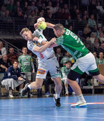 Handball, Herren, Saison 2025 2026, DAIKIN Handball-Bundesliga (19. Spieltag), Füchse Berlin - FRISCH AUF Göppingen, v.l. David Schmidt (Göppingen), Mijajlo Marsenic (Füchse Berlin), 27.12.2025, Copyright: xSebastianxRäppold MatthiasxKochx