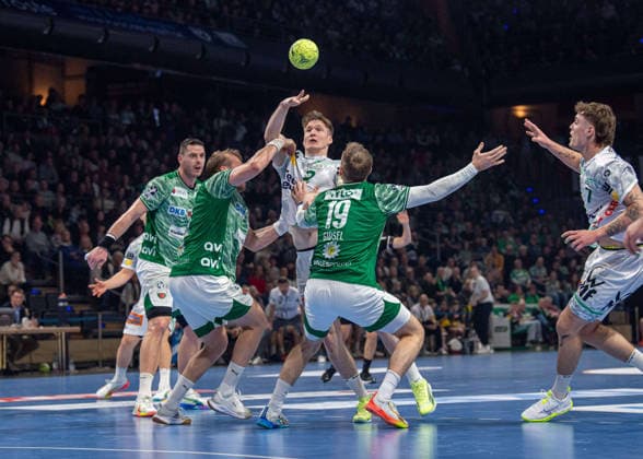Handball, Herren, Saison 2025 2026, DAIKIN Handball-Bundesliga (19. Spieltag), Füchse Berlin - FRISCH AUF Göppingen, v.l. Mijajlo Marsenic (Füchse Berlin), Max Darj (Füchse Berlin), Oskar Neudeck (Göppingen), Mathias Gidsel (Füchse Berlin), Victor Klöve (Göppingen), 27.12.2025, Copyright: xSebastianxRäppold MatthiasxKochx