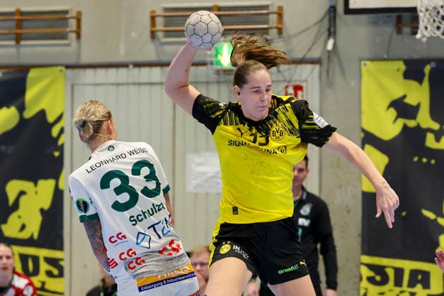 Luisa Schulze (FRISCH AUF Goeppingen) und Guro Nestaker (Borussia Dortmund) kaempfen um den Ball, Alsco Handball Bundesliga Frauen, Borussia Dortmund vs FRISCH AUF Goeppingen, Sporthalle Wellinghofen am 27. December 2025 in Dortmund, Deutschland. (Foto von Marco Steinbrenner DeFodi Images) Luisa Schulze (FRISCH AUF Goeppingen) und Guro Nestaker (Borussia Dortmund) battle for the ball, Alsco Handball Bundesliga Frauen, Borussia Dortmund vs FRISCH AUF Goeppingen, Sporthalle Wellinghofen, December 27, 2025 in Dortmund, Germany. (Photo by Marco Steinbrenner DeFodi Images) DFB DFL REGULATIONS PROHIBIT ANY USE OF PHOTOGRAPHS AS IMAGE SEQUENCES AND OR QUASI-VIDEO. -