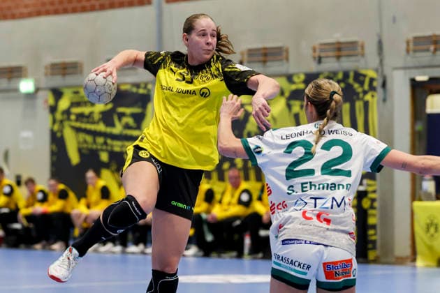 Guro Nestaker (Borussia Dortmund) und Sina Ehmann (FRISCH AUF Goeppingen) kaempfen um den Ball, Alsco Handball Bundesliga Frauen, Borussia Dortmund vs FRISCH AUF Goeppingen, Sporthalle Wellinghofen am 27. December 2025 in Dortmund, Deutschland. (Foto von Marco Steinbrenner DeFodi Images) Guro Nestaker (Borussia Dortmund) und Sina Ehmann (FRISCH AUF Goeppingen) battle for the ball, Alsco Handball Bundesliga Frauen, Borussia Dortmund vs FRISCH AUF Goeppingen, Sporthalle Wellinghofen, December 27, 2025 in Dortmund, Germany. (Photo by Marco Steinbrenner DeFodi Images) DFB DFL REGULATIONS PROHIBIT ANY USE OF PHOTOGRAPHS AS IMAGE SEQUENCES AND OR QUASI-VIDEO. -