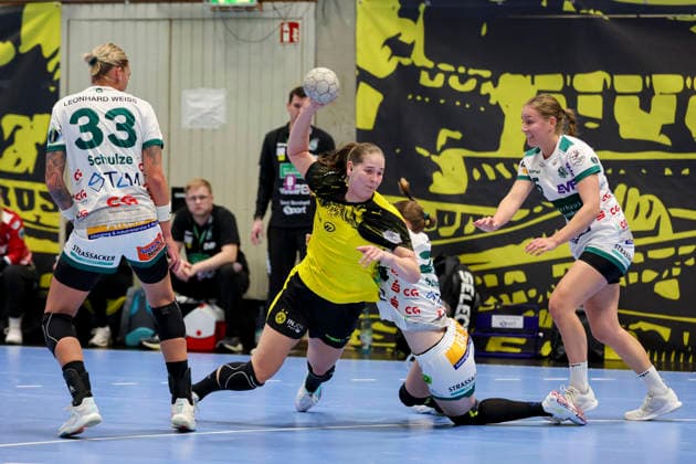 Luisa Schulze (FRISCH AUF Goeppingen), Guro Nestaker (Borussia Dortmund), Luisa Scherer (FRISCH AUF Goeppingen) und Ann Kynast (FRISCH AUF Goeppingen) kaempfen um den Ball, Alsco Handball Bundesliga Frauen, Borussia Dortmund vs FRISCH AUF Goeppingen, Sporthalle Wellinghofen am 27. December 2025 in Dortmund, Deutschland. (Foto von Marco Steinbrenner DeFodi Images) Luisa Schulze (FRISCH AUF Goeppingen), Guro Nestaker (Borussia Dortmund), Luisa Scherer (FRISCH AUF Goeppingen) und Ann Kynast (FRISCH AUF Goeppingen) battle for the ball, Alsco Handball Bundesliga Frauen, Borussia Dortmund vs FRISCH AUF Goeppingen, Sporthalle Wellinghofen, December 27, 2025 in Dortmund, Germany. (Photo by Marco Steinbrenner DeFodi Images) DFB DFL REGULATIONS PROHIBIT ANY USE OF PHOTOGRAPHS AS IMAGE SEQUENCES AND OR QUASI-VIDEO. -