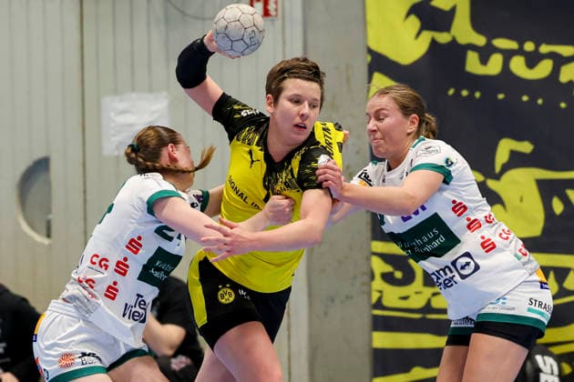 Luisa Scherer (FRISCH AUF Goeppingen), Alina Grijseels (Borussia Dortmund) und Ann Kynast (FRISCH AUF Goeppingen) kaempfen um den Ball, Alsco Handball Bundesliga Frauen, Borussia Dortmund vs FRISCH AUF Goeppingen, Sporthalle Wellinghofen am 27. December 2025 in Dortmund, Deutschland. (Foto von Marco Steinbrenner DeFodi Images) Luisa Scherer (FRISCH AUF Goeppingen), Alina Grijseels (Borussia Dortmund) und Ann Kynast (FRISCH AUF Goeppingen) battle for the ball, Alsco Handball Bundesliga Frauen, Borussia Dortmund vs FRISCH AUF Goeppingen, Sporthalle Wellinghofen, December 27, 2025 in Dortmund, Germany. (Photo by Marco Steinbrenner DeFodi Images) DFB DFL REGULATIONS PROHIBIT ANY USE OF PHOTOGRAPHS AS IMAGE SEQUENCES AND OR QUASI-VIDEO. -