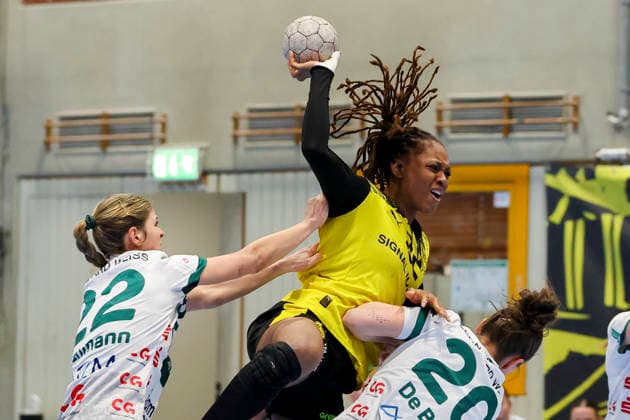 Sina Ehmann (FRISCH AUF Goeppingen), Deborah Lassource (Borussia Dortmund) und Louisa De Bellis (FRISCH AUF Goeppingen) kaempfen um den Ball, Alsco Handball Bundesliga Frauen, Borussia Dortmund vs FRISCH AUF Goeppingen, Sporthalle Wellinghofen am 27. December 2025 in Dortmund, Deutschland. (Foto von Marco Steinbrenner DeFodi Images) Sina Ehmann (FRISCH AUF Goeppingen), Deborah Lassource (Borussia Dortmund) und Louisa De Bellis (FRISCH AUF Goeppingen) battle for the ball, Alsco Handball Bundesliga Frauen, Borussia Dortmund vs FRISCH AUF Goeppingen, Sporthalle Wellinghofen, December 27, 2025 in Dortmund, Germany. (Photo by Marco Steinbrenner DeFodi Images) DFB DFL REGULATIONS PROHIBIT ANY USE OF PHOTOGRAPHS AS IMAGE SEQUENCES AND OR QUASI-VIDEO. -