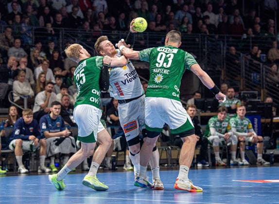 Handball, Herren, Saison 2025 2026, DAIKIN Handball-Bundesliga (19. Spieltag), Füchse Berlin - FRISCH AUF Göppingen, v.l. Matthes Langhoff (Füchse Berlin), Erik Persson (Göppingen), Mijajlo Marsenic (Füchse Berlin), 27.12.2025, Copyright: xSebastianxRäppold MatthiasxKochx