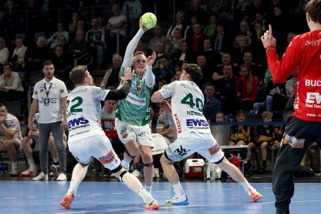 DEU, DHB, 1.HBL, Fuechse Berlin vs. Frisch Auf Goeppingen, 27.12.2025, Max-Schmeling-Halle, Berlin, DEU, DHB, 1.HBL, Fuechse Berlin vs. Frisch Auf Goeppingen, im Bild Tobias Grondahl (Fuechse Berlin 15), ERIK PERSSON (Frisch Auf Goeppingen 22), ELIAS NEWEL (Frisch Auf Goeppingen 40)