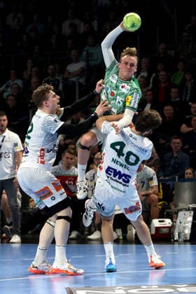 DEU, DHB, 1.HBL, Fuechse Berlin vs. Frisch Auf Goeppingen, 27.12.2025, Max-Schmeling-Halle, Berlin, DEU, DHB, 1.HBL, Fuechse Berlin vs. Frisch Auf Goeppingen, im Bild Tobias Grondahl (Fuechse Berlin 15), ERIK PERSSON (Frisch Auf Goeppingen 22), ELIAS NEWEL (Frisch Auf Goeppingen 40)