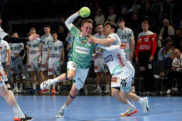 DEU, DHB, 1.HBL, Fuechse Berlin vs. Frisch Auf Goeppingen, 27.12.2025, Max-Schmeling-Halle, Berlin, DEU, DHB, 1.HBL, Fuechse Berlin vs. Frisch Auf Goeppingen, im Bild Tobias Grondahl (Fuechse Berlin 15), ELIAS NEWEL (Frisch Auf Goeppingen 40)
