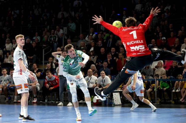DEU, DHB, 1.HBL, Fuechse Berlin vs. Frisch Auf Goeppingen, 27.12.2025, Max-Schmeling-Halle, Berlin, DEU, DHB, 1.HBL, Fuechse Berlin vs. Frisch Auf Goeppingen, im Bild Nils Lichtlein (Fuechse Berlin 17), JULIAN BUCHELE (Frisch Auf Goeppingen 1)
