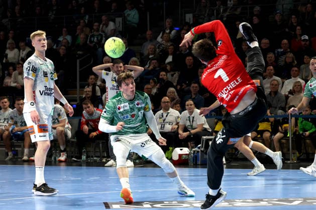 DEU, DHB, 1.HBL, Fuechse Berlin vs. Frisch Auf Goeppingen, 27.12.2025, Max-Schmeling-Halle, Berlin, DEU, DHB, 1.HBL, Fuechse Berlin vs. Frisch Auf Goeppingen, im Bild Nils Lichtlein (Fuechse Berlin 17), JULIAN BUCHELE (Frisch Auf Goeppingen 1)