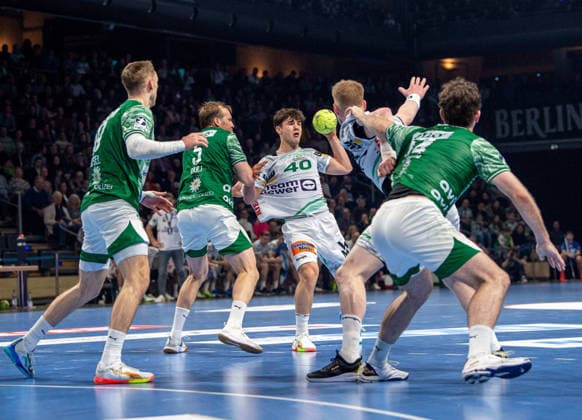 Handball, Herren, Saison 2025 2026, DAIKIN Handball-Bundesliga (19. Spieltag), Füchse Berlin - FRISCH AUF Göppingen, v.l. Mathias Gidsel (Füchse Berlin), Max Darj (Füchse Berlin), Elias Newel (Göppingen), Ymir Örn Gislason (Göppingen), Hakun West Av Teigum (Füchse Berlin), 27.12.2025, Copyright: xSebastianxRäppold MatthiasxKochx