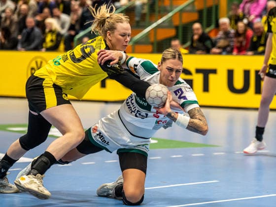 Luisa Schulze (Frisch Auf Frauen, 33) im Zweikampf mit Emma Olsson (Borussia Dortmund, 29), Borussia Dortmund vs. Frisch Auf Goeppingen, Handball, 1. Bundesliga, Spielzeit 2025 2026, 27.12.2025 Borussia Dortmund vs. Frisch Auf Goeppingen, Handball, 1. Bundesliga, Spielzeit 2025 2026, 27.12.2025 Dortmund Copyright: xMichaelxSchmidt Eibner-Pressefotx EP_MST