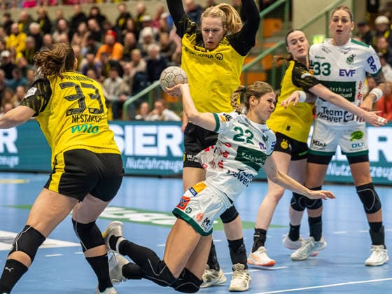 Sina Ehmann (Frisch Auf Frauen, 22) setzt sich gegen Emma Olsson (Borussia Dortmund, 29) durch, Borussia Dortmund vs. Frisch Auf Goeppingen, Handball, 1. Bundesliga, Spielzeit 2025 2026, 27.12.2025 Borussia Dortmund vs. Frisch Auf Goeppingen, Handball, 1. Bundesliga, Spielzeit 2025 2026, 27.12.2025 Dortmund Copyright: xMichaelxSchmidt Eibner-Pressefotx EP_MST
