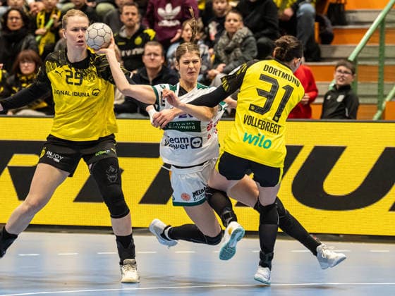 Sina Ehmann (Frisch Auf Frauen, 22) im Duell mit Kelly Vollebregt (Borussia Dortmund, 31) und Emma Olsson (Borussia Dortmund, 29), Borussia Dortmund vs. Frisch Auf Goeppingen, Handball, 1. Bundesliga, Spielzeit 2025 2026, 27.12.2025 Borussia Dortmund vs. Frisch Auf Goeppingen, Handball, 1. Bundesliga, Spielzeit 2025 2026, 27.12.2025 Dortmund Copyright: xMichaelxSchmidt Eibner-Pressefotx EP_MST