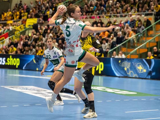 Ann Kynast (Frisch Auf Frauen, 05) kommt frei zum Wurf, Borussia Dortmund vs. Frisch Auf Goeppingen, Handball, 1. Bundesliga, Spielzeit 2025 2026, 27.12.2025 Borussia Dortmund vs. Frisch Auf Goeppingen, Handball, 1. Bundesliga, Spielzeit 2025 2026, 27.12.2025 Dortmund Copyright: xMichaelxSchmidt Eibner-Pressefotx EP_MST