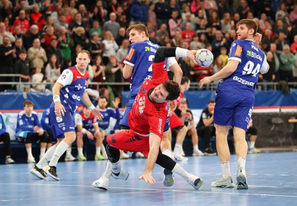 27.12.2025, Deutschland, Bietigheim, Handball 2. Bundesliga, SG BBM Bietigheim vs. HBW Balingen-Weilstetten, v.l. Till Wente (HBW), Jonathan Fischer (BBM), Georg Pöhle (HBW)