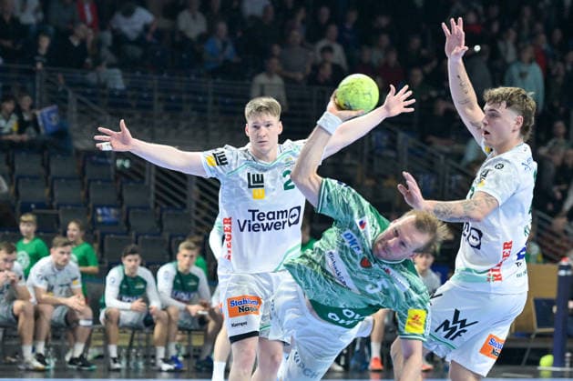 27.12.2025, xlakx, Handball Daikin HBL, Fuechse Berlin - FRISCH AUF! Göppingen v.l. Oskar Neudeck (FRISCH AUF! Goeppingen), Max Darj (Fuechse Berlin), setzt zum Sprungwurf an Berlin