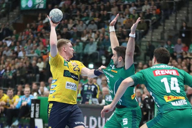 Handball DAIKIN HBL, SC DHfK Leipzig - Rhein-Neckar Löwen; 27.12.2025 Haukur Prastarson (25, Rhein-Neckar Löwen) mit Ball, packt Luka Rogan (33, SC DHfK Leipzig) am Trikot. Handball, DAIKIN HBL, 1. Bundesliga, Saison 2025 2026, 19. Spieltag: SC DHfK Leipzig vs. Rhein-Neckar Löwen am 27.12.2025 in der Quarterback Immobilien Arena Leipzig. Copyright: xBEAUTIFULxSPORTS JanxKaeferx