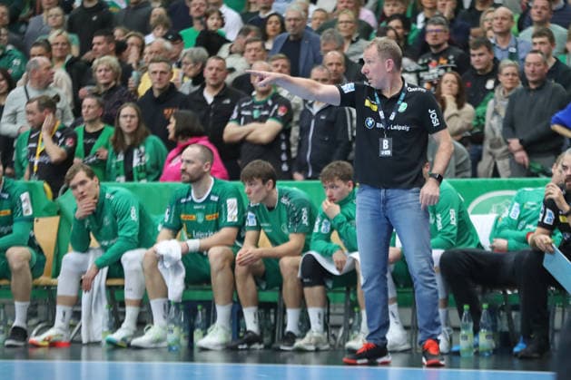 Handball DAIKIN HBL, SC DHfK Leipzig - Rhein-Neckar Löwen; 27.12.2025 Cheftrainer Frank Carstens (SC DHfK Leipzig). Handball, DAIKIN HBL, 1. Bundesliga, Saison 2025 2026, 19. Spieltag: SC DHfK Leipzig vs. Rhein-Neckar Löwen am 27.12.2025 in der Quarterback Immobilien Arena Leipzig. Copyright: xBEAUTIFULxSPORTS JanxKaeferx