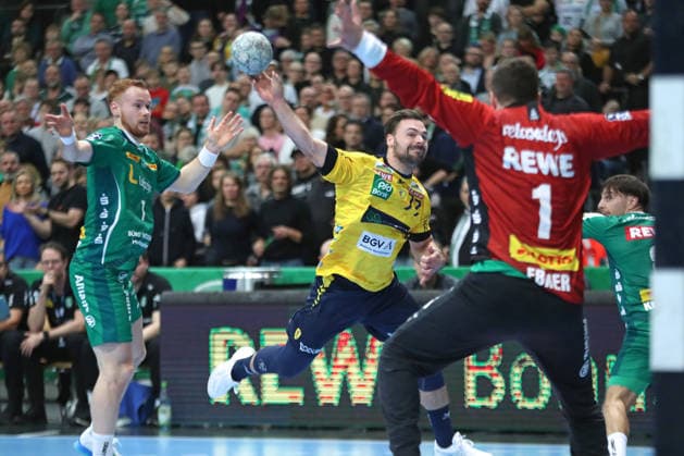 Handball DAIKIN HBL, SC DHfK Leipzig - Rhein-Neckar Löwen; 27.12.2025 Dani Baijens (77, Rhein-Neckar Löwen) beim Torwurf gegen Torwart Domenico Ebner (1, SC DHfK Leipzig). Handball, DAIKIN HBL, 1. Bundesliga, Saison 2025 2026, 19. Spieltag: SC DHfK Leipzig vs. Rhein-Neckar Löwen am 27.12.2025 in der Quarterback Immobilien Arena Leipzig. Copyright: xBEAUTIFULxSPORTS JanxKaeferx