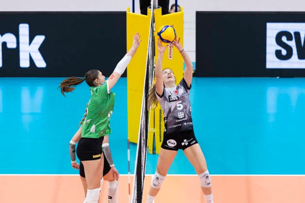 1. Volleyball Bundesliga Frauen: Schwarz-Weiss Erfurt vs. USC Münster; Erfurt; 27.12.2025 Esther Spöler ( 3; USC Münster) gegen Emilie Respaut ( 5; Schwarz-Weiss Erfurt) 1. Volleyball Bundesliga Frauen: Schwarz-Weiss Erfurt vs. USC Münster; Riethsporthalle Erfurt; 27.12.2025 Copyright: xBEAUTIFULxSPORTS Duehringx