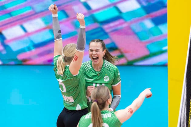 1. Volleyball Bundesliga Frauen: Schwarz-Weiss Erfurt vs. USC Münster; Erfurt; 27.12.2025 Jubel, Cecilia Malm ( 5; USC Münster) und Amelie Strothoff ( 10; USC Münster) 1. Volleyball Bundesliga Frauen: Schwarz-Weiss Erfurt vs. USC Münster; Riethsporthalle Erfurt; 27.12.2025 Copyright: xBEAUTIFULxSPORTS Duehringx