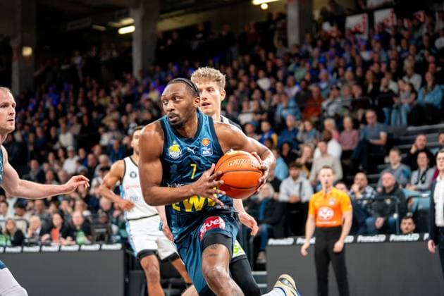 Spielaktion mit Dakarai Tucker (7; EWE Baskets Oldenburg) und Zsombor Maronka (5; Veolia Towers Hamburg) Dakarai Tucker (7; EWE Baskets Oldenburg) mit Ball
