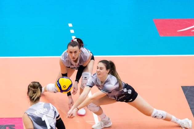 1. Volleyball Bundesliga Frauen: Schwarz-Weiss Erfurt vs. USC Münster; Erfurt; 27.12.2025 Isabel Kova?i? ( 11; Schwarz-Weiss Erfurt) (links) und Emilie Respaut ( 5; Schwarz-Weiss Erfurt) (rechts) 1. Volleyball Bundesliga Frauen: Schwarz-Weiss Erfurt vs. USC Münster; Riethsporthalle Erfurt; 27.12.2025 Copyright: xBEAUTIFULxSPORTS Duehringx