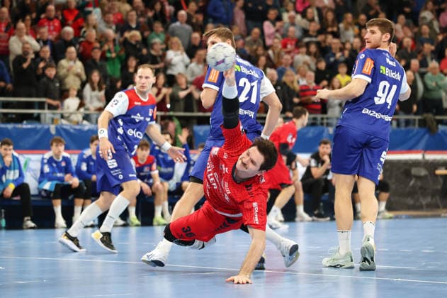27.12.2025, Deutschland, Bietigheim, Handball 2. Bundesliga, SG BBM Bietigheim vs. HBW Balingen-Weilstetten, v.l. Till Wente (HBW), Jonathan Fischer (BBM), Georg Pöhle (HBW)