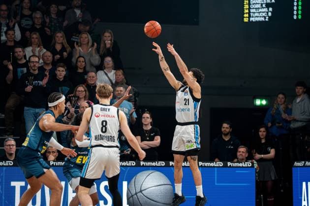Spielaktion mit Devon Daniels (21; Veolia Towers Hamburg), Jared Grey (8; Veolia Towers Hamburg) und Dakarai Tucker (7; EWE Baskets Oldenburg) Devon Daniels (21; Veolia Towers Hamburg) wirft den Ball