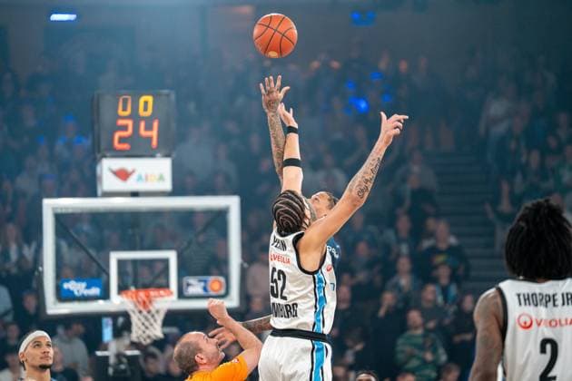 Spielaktion mit Zacharie Perrin (52; Veolia Towers Hamburg), Nicholas Tischler (11; EWE Baskets Oldenburg) und Leonard Thorpe Jr. (2; Veolia Towers Hamburg) Zacharie Perrin (52; Veolia Towers Hamburg) und Nicholas Tischler (11; EWE Baskets Oldenburg) im Sprungduell