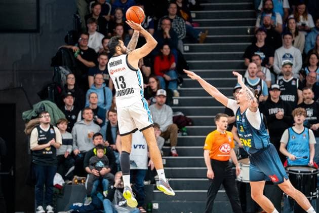 Spielaktion mit Martin Breunig (13; Veolia Towers Hamburg) und 33; EWE Baskets Oldenburg Martin Breunig (13; Veolia Towers Hamburg) mit Wurf gegen 33; EWE Baskets Oldenburg in Verteidigung