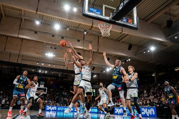 Szene mit Kenneth Ogbe (25; Veolia Towers Hamburg), Seth Hinrichs (21; EWE Baskets Oldenburg), Zsombor Maronka (5; Veolia Towers Hamburg), James Woodard (10; EWE Baskets Oldenburg), Brian Fobbs (4; EWE Baskets Oldenburg) und Martin Breunig (13; Veolia Towers Hamburg) in der Halle Szene mit Kenneth Ogbe (25; Veolia Towers Hamburg) und Seth Hinrichs (21; EWE Baskets Oldenburg)