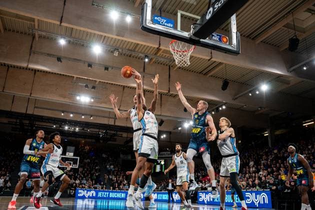 Spielaktion mit Martin Breunig (13; Veolia Towers Hamburg), Janne Müller (6; Veolia Towers Hamburg), Osaro Jurgen Rich (3; Veolia Towers Hamburg), Seth Hinrichs (21; EWE Baskets Oldenburg) und James Woodard (10; EWE Baskets Oldenburg) Spielaktion mit Martin Breunig (13; Veolia Towers Hamburg) und Seth Hinrichs (21; EWE Baskets Oldenburg)