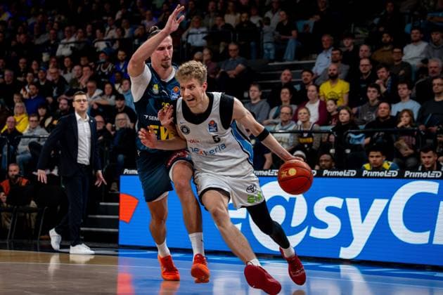 Spielaktion mit Zsombor Maronka (5; Veolia Towers Hamburg) und Filip Stanic (65; EWE Baskets Oldenburg) Spielaktion mit Zsombor Maronka (5; Veolia Towers Hamburg) und Filip Stanic (65; EWE Baskets Oldenburg)