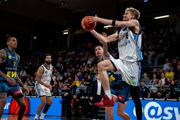 Spielaktion mit Zsombor Maronka (5; Veolia Towers Hamburg), Michale Kyser (12; EWE Baskets Oldenburg) und Martin Breunig (13; Veolia Towers Hamburg) Spielaktion mit Zsombor Maronka (5; Veolia Towers Hamburg) und Michale Kyser (12; EWE Baskets Oldenburg)