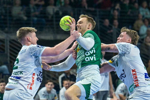 27.12.2025, xlakx, Handball Daikin HBL, Fuechse Berlin - FRISCH AUF! Göppingen v.l. Oskar Neudeck (FRISCH AUF! Goeppingen), Mathias Gidsel (Fuechse Berlin), Victor Kloeve (FRISCH AUF! Goeppingen) Zweikampf, Duell, Kampf, tackle Berlin