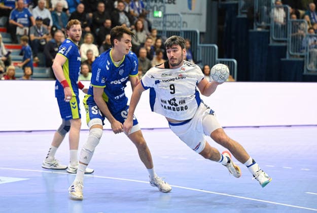 Jacob Arenth Lassen (Handball Sportverein Hamburg 9) gegen Julian Koester (VfL Gummersbach 7) VfL Gummersbach vs. Handball Sportverein Hamburg, Handball, Daikin 1. Bundesliga, 19. Spieltag, Spielzeit 2025-2026, 27.12.2025 VfL Gummersbach vs. Handball Sportverein Hamburg, Handball, Daikin 1. Bundesliga, 19. Spieltag, Spielzeit 2025-2026, 27.12.2025 Gummersbach Copyright: xEibner-Pressefoto JuergenxAugstx EP_JAT