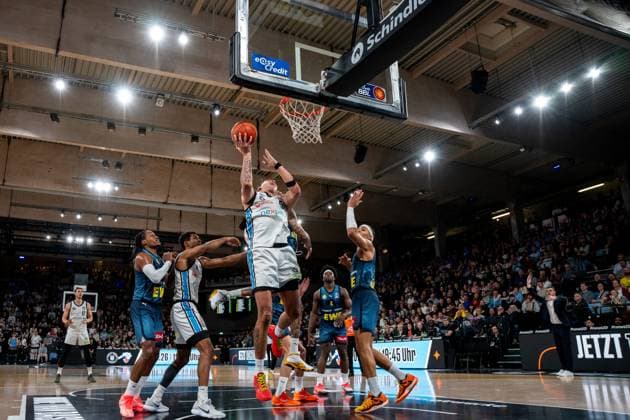 Spielaktion mit Nelson Martin (10; Veolia Towers Hamburg), Jan Niklas Wimberg (17; Veolia Towers Hamburg), Kenneth Ogbe (25; Veolia Towers Hamburg), Brian Fobbs (4; EWE Baskets Oldenburg), Dakarai Tucker (7; EWE Baskets Oldenburg) und James Woodard (10; EWE Baskets Oldenburg) Spielaktion mit Nelson Martin (10; Veolia Towers Hamburg) am Korb