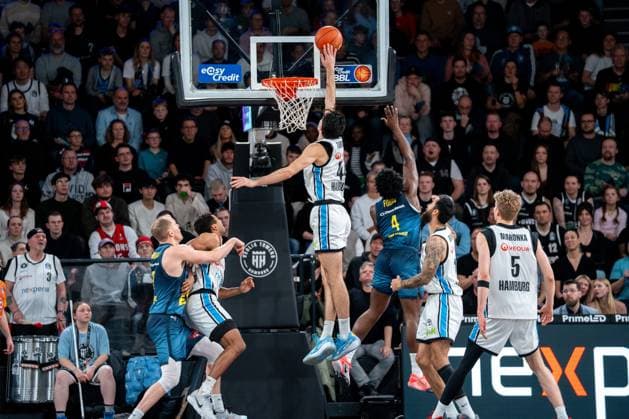 Spielaktion mit Benedikt Turudic (44; Veolia Towers Hamburg), Zsombor Maronka (5; Veolia Towers Hamburg), Brian Fobbs (4; EWE Baskets Oldenburg), Kyle Lofton (0; EWE Baskets Oldenburg) und Seth Hinrichs (21; EWE Baskets Oldenburg) Spielaktion mit Benedikt Turudic (44; Veolia Towers Hamburg) am Korb