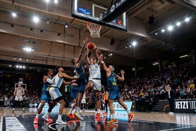 Spielaktion mit Zacharie Perrin (52; Veolia Towers Hamburg), 17; EWE Baskets Oldenburg, Kyle Lofton (0; EWE Baskets Oldenburg), Kenneth Ogbe (25; Veolia Towers Hamburg) und Ralph Hounnou (5; EWE Baskets Oldenburg) Spielaktion mit Zacharie Perrin (52; Veolia Towers Hamburg) am Korb