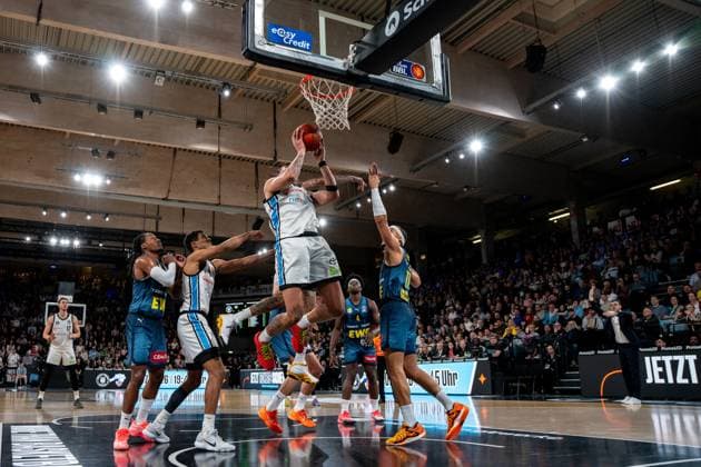 Spielaktion mit Leonard Thorpe Jr. (2; Veolia Towers Hamburg), Zsombor Maronka (5; Veolia Towers Hamburg), Janne Müller (6; Veolia Towers Hamburg), Kyle Lofton (0; EWE Baskets Oldenburg), Dakarai Tucker (7; EWE Baskets Oldenburg) und James Woodard (10; EWE Baskets Oldenburg) Spielaktion mit Leonard Thorpe Jr. (2; Veolia Towers Hamburg) und Kyle Lofton (0; EWE Baskets Oldenburg)