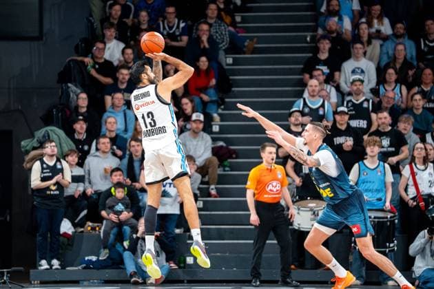 Spielaktion mit Martin Breunig (13; Veolia Towers Hamburg) und Dakarai Tucker (7; EWE Baskets Oldenburg) Spielaktion mit Martin Breunig (13; Veolia Towers Hamburg) und Dakarai Tucker (7; EWE Baskets Oldenburg)