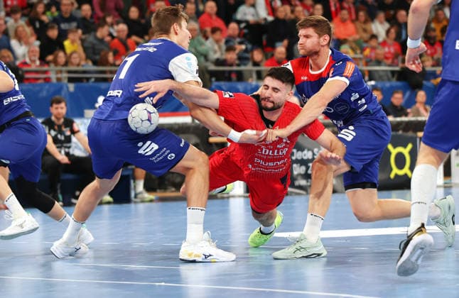 27.12.2025, Deutschland, Bietigheim, Handball 2. Bundesliga, SG BBM Bietigheim vs. HBW Balingen-Weilstetten, v.l. Till Wente (HBW), Juan de la Pena (BBM), Elias Flügel (HBW)