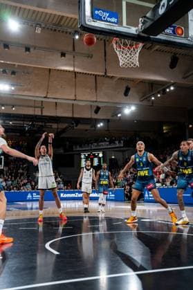 Spielaktion mit Zacharie Perrin (52; Veolia Towers Hamburg), Nicholas Tischler (11; EWE Baskets Oldenburg), Christopher Clemons (3; EWE Baskets Oldenburg) und Michale Kyser (12; EWE Baskets Oldenburg) Spielaktion mit Zacharie Perrin (52; Veolia Towers Hamburg) und Christopher Clemons (3; EWE Baskets Oldenburg)