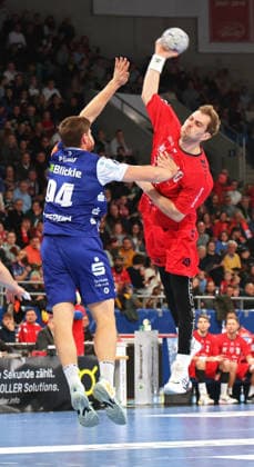 27.12.2025, Deutschland, Bietigheim, Handball 2. Bundesliga, SG BBM Bietigheim vs. HBW Balingen-Weilstetten, v.l. Georg Pöhle (HBW), Tom Wolf (BBM)