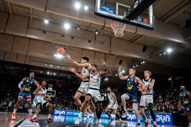 Spielaktion mit Seth Hinrichs (21; EWE Baskets Oldenburg), Zsombor Maronka (5; Veolia Towers Hamburg), James Woodard (10; EWE Baskets Oldenburg) und Ross Williams (34; Veolia Towers Hamburg) Spielaktion mit Seth Hinrichs (21; EWE Baskets Oldenburg) und Zsombor Maronka (5; Veolia Towers Hamburg)
